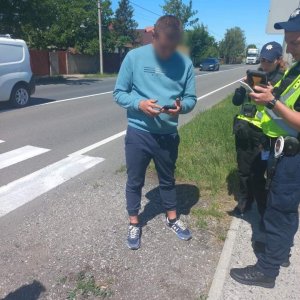 Патрульні поліцейські виявили водія пасажирського автобуса, який, аби уникнути відповідальності, намагався надати хабар