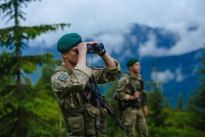 Прикордонники зупинили поблизу кордону 6 чоловіків, один із яких виявився організатором незаконного переправлення