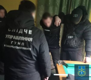 5 років ув’язнення – вирок суду мешканцю Закарпаття за вимагання неіснуючого боргу та незаконне носіння зброї