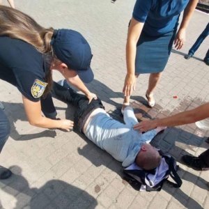Впав серед вулиці: Мукачівські патрульні допомогли чоловіку, якому стало зле