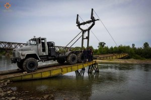 Встановлено другу секцію механізованого мосту через річку Тересва: Роботи тривають