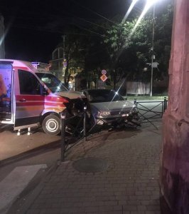 В Ужгороді в ДТП потрапили автомобіль швидкої допомоги та легковик