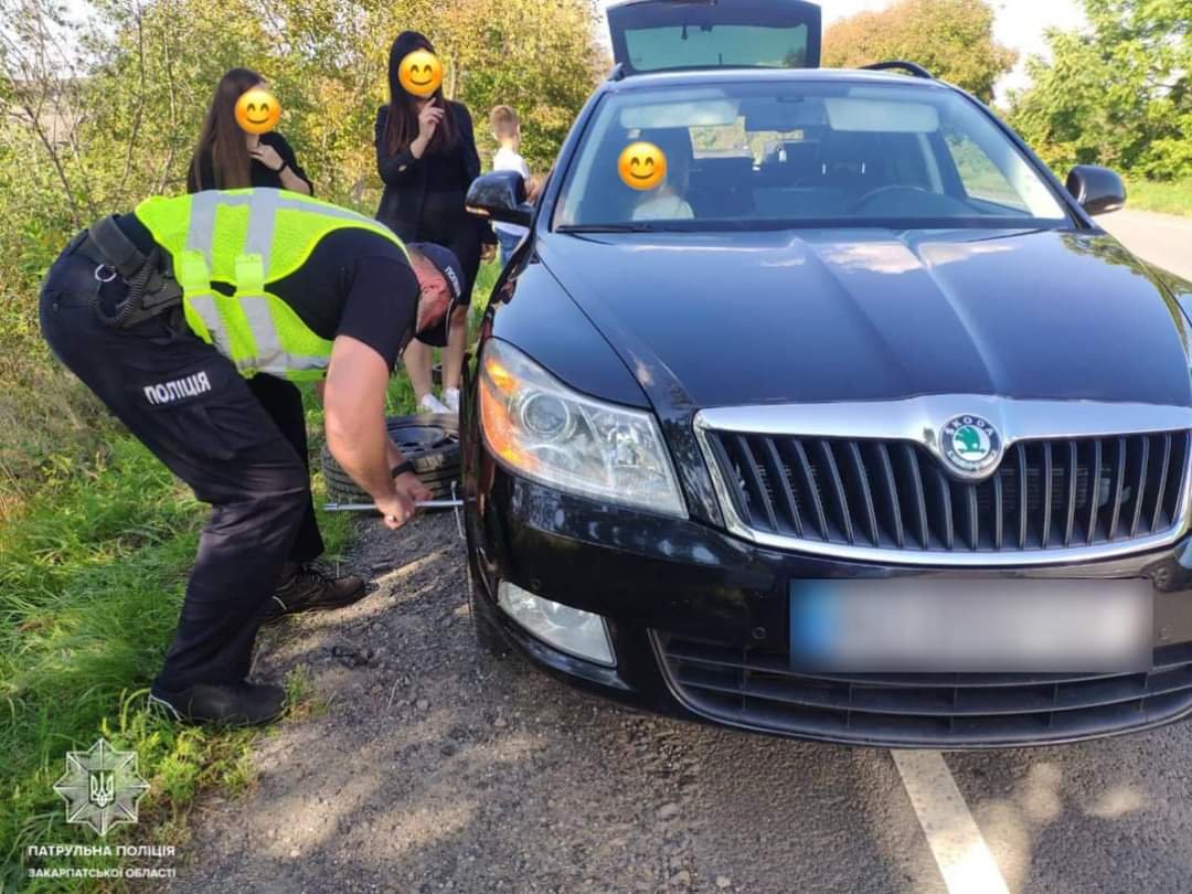 На Закарпатті патрульні допомогли водійці, у якої зламалося авто