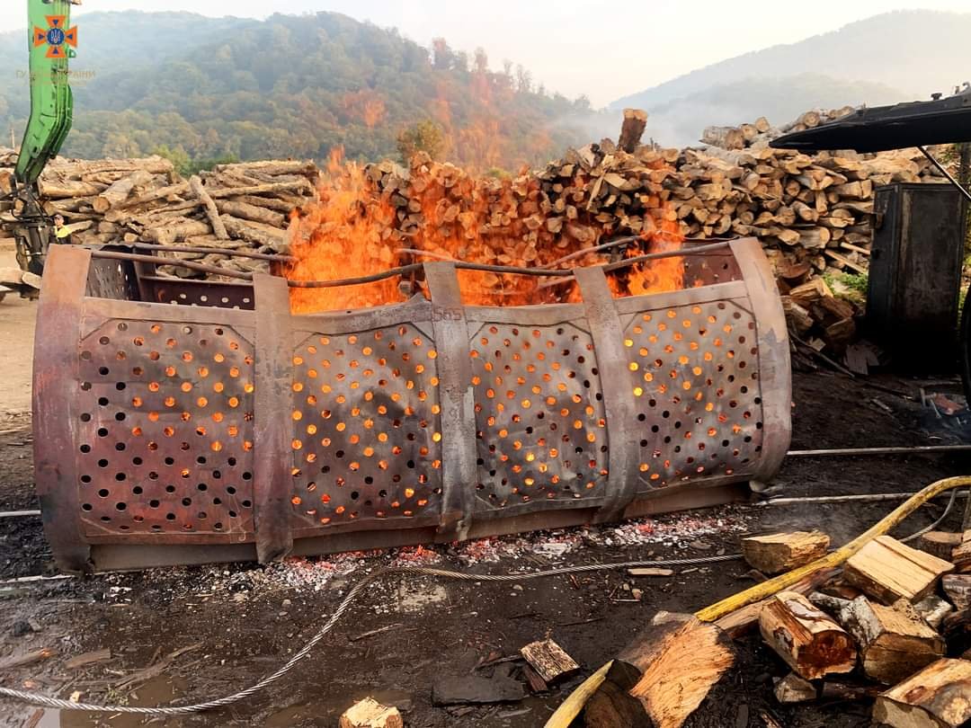 У Сваляві рятувальники ліквідували пожежу на території підприємства із виробництва деревного вугілля
