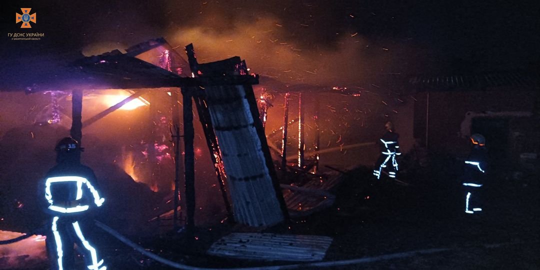 Сіно згоріло, споруда вціліла: хустські рятувальники ліквідували пожежу