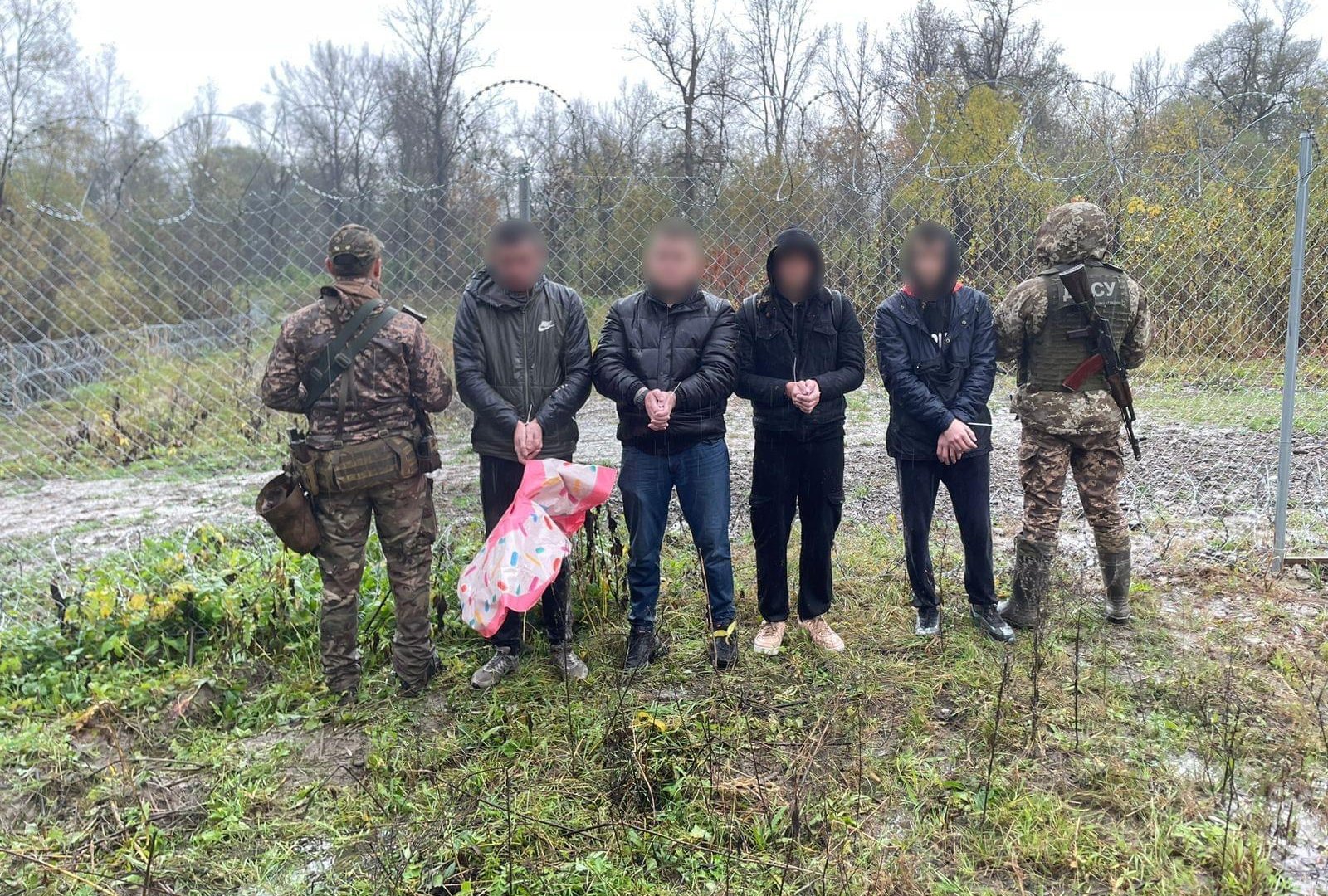 На Закарпатті четверо чоловіків планували перепливати Тису на надувній «Ватрушці»