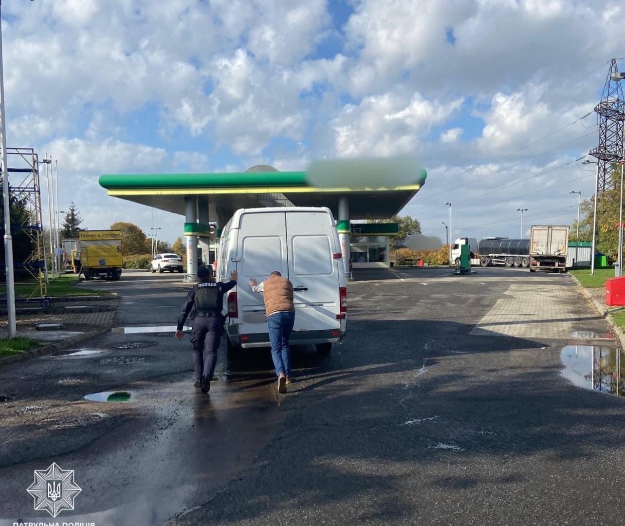 Патрульні поліцейські Закарпаття допомогли одразу двом громадянам відштовхати несправні автівки на узбіччя