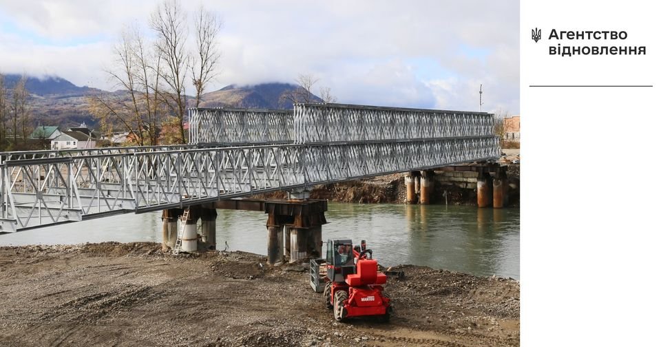 Перший модульний міст на Закарпатті: 45-ти метрову конструкцію встановили на опори