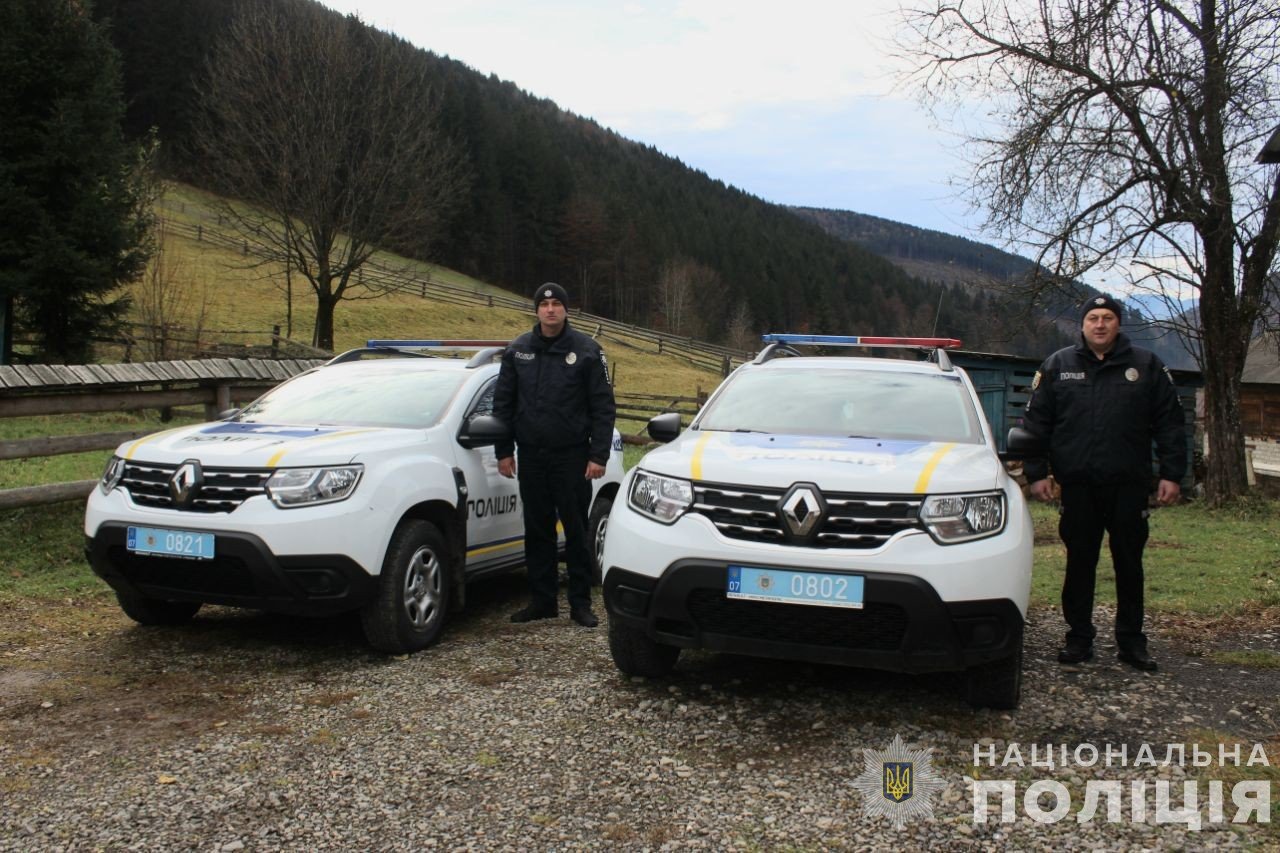 На Рахівщині приступили до несення служби ще два поліцейські офіцери громади