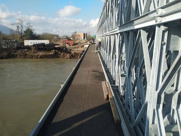 На мосту через річку Тересва встановлюють дорожнє покриття