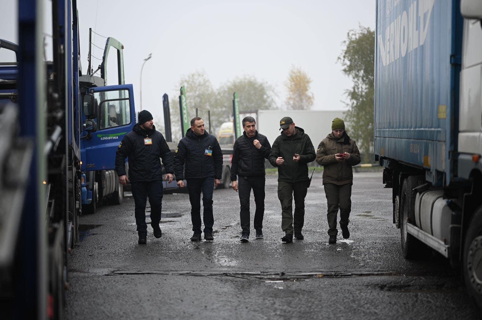 Очільники Закарпатської області взяли під особистий контроль кілометрові черги на кордонах з ЄС