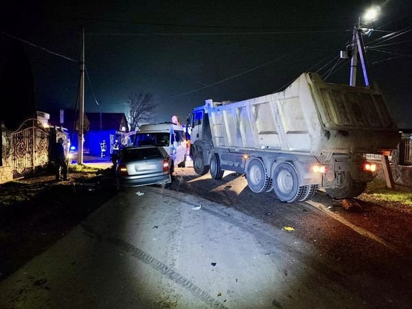 Поліція Тячівщини розслідує аварію за участі трьох авто та велосипедиста: трьох людей, серед яких дитина, госпіталізували