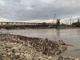 Найдовший в Україні модульний металевий міст через річку Тересва