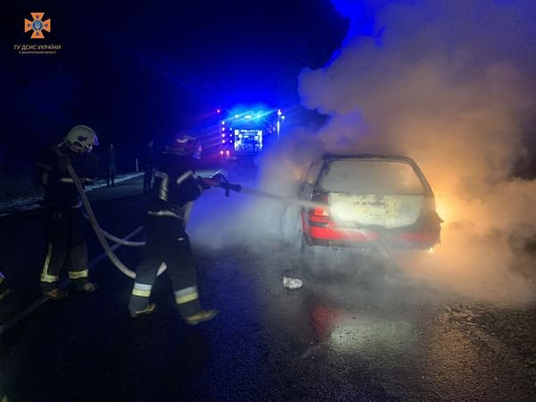 Хустські рятувальники ліквідували загорання автомобіля
