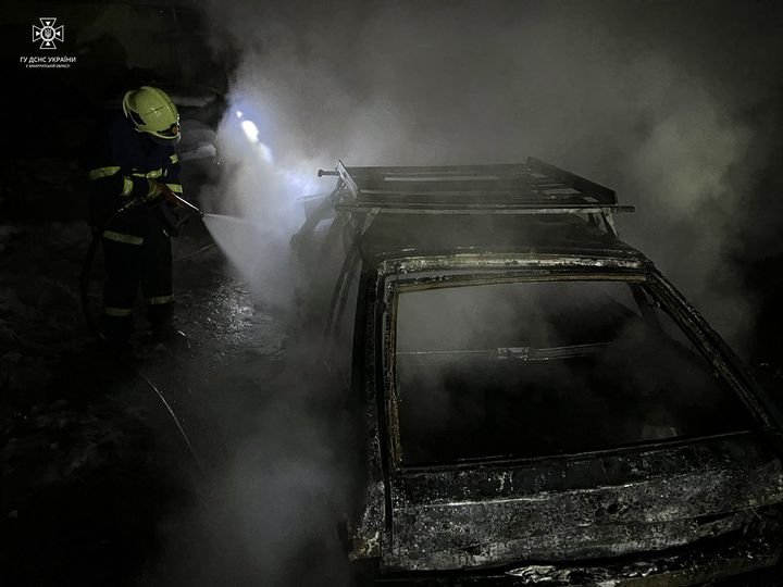 Згоріла повністю: на Ужгородщині рятувальники вночі гасили автомобіль (Фото)
