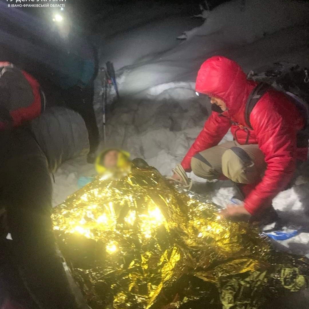 Рятувальники надали допомогу травмованому туристу на Говерлі